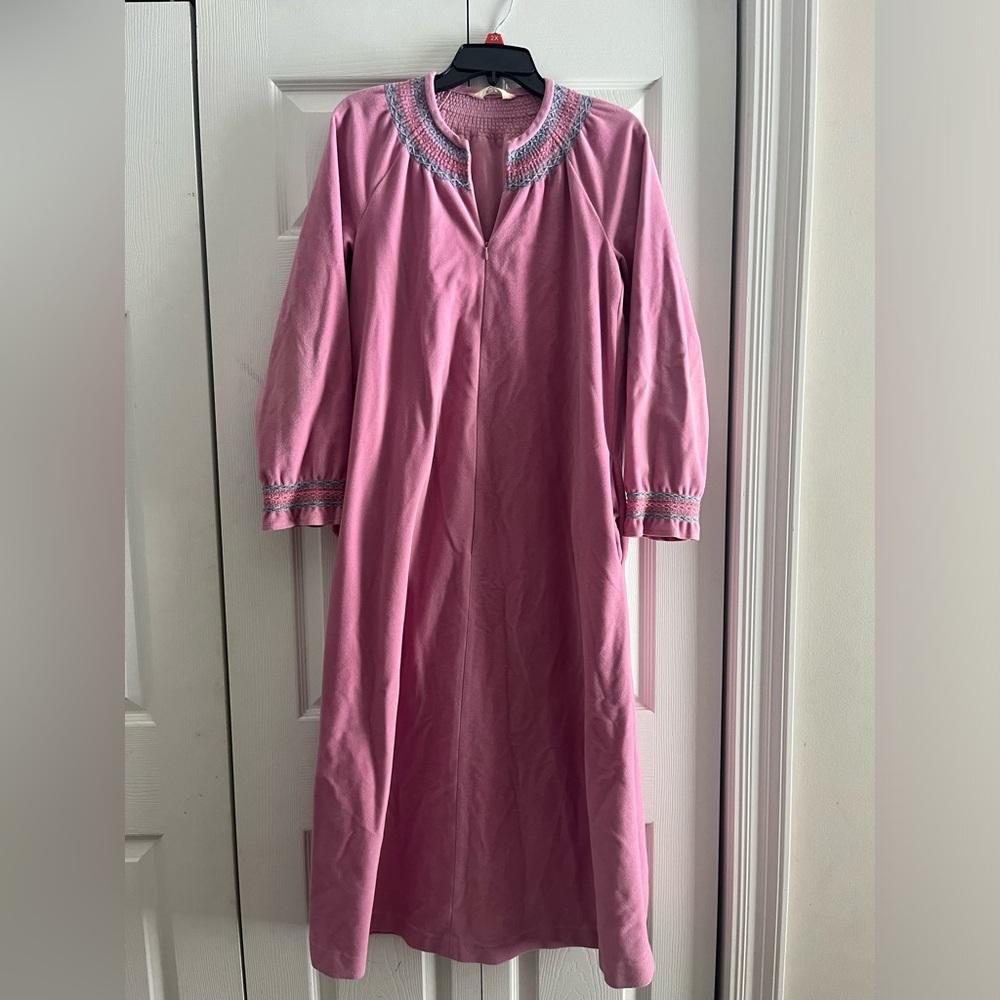 Vanity Fairs Night Gown - Picture 1 of 3